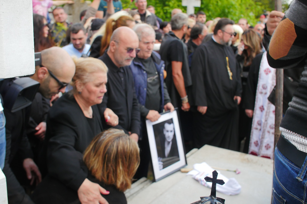 Mama lui Răzvan Ciobanu, îngenuncheată de durere la mormântul designerului. Elena s-a prăbușit după ce sicriul a fost băgat în groapă