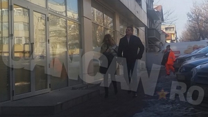 Blonda l-a potolit pe ”nebunaticul” fost şef de la Domeniile Statului! E treabă serioasă…O ţine de mână pe stradă!