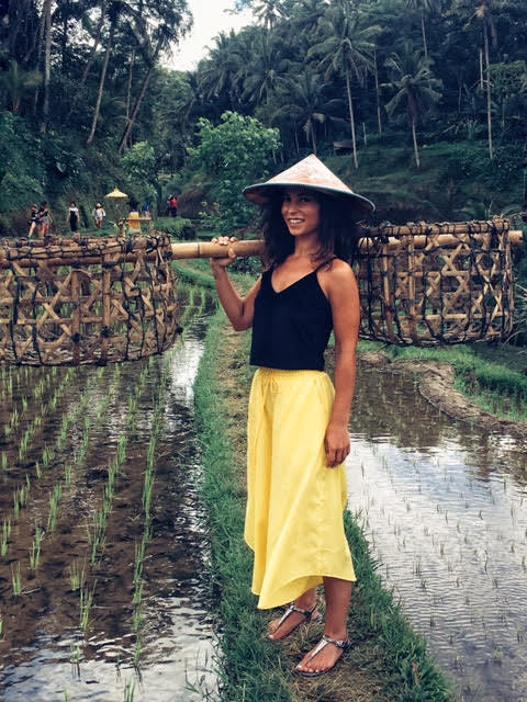 AMI, fotografii incediare în Bali! Uite în ce ipostaze sexy s-a pozat cântăreaţa