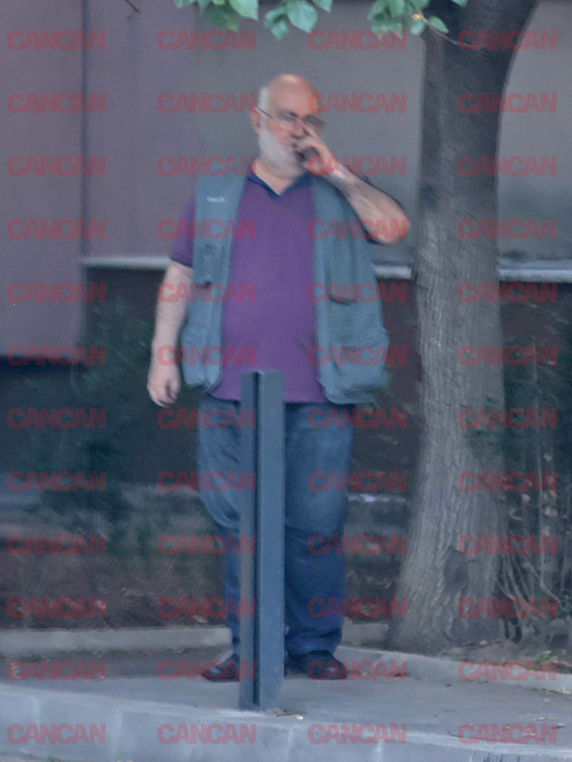 Alfred Bulai fumează o țigară electronică în așteptarea mașinii