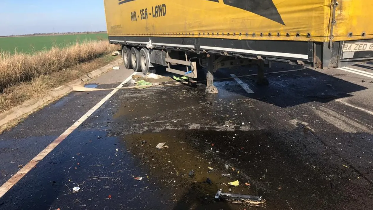Accident grav în Giurgiu. Coliziune între un autoturism și un TIR care transporta azotat de amoniu. Pericol de explozie