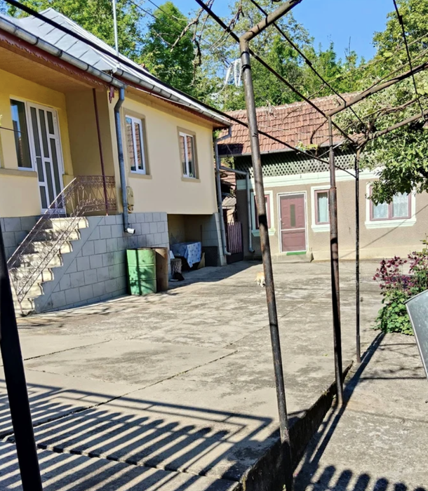 Cât costă o gospodărie lângă Sinaia. Prețul cerut a stârnit reacții aprinse: „N-aș da-o sub 60.000 de euro”