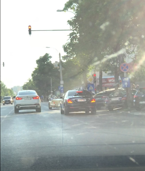 Stemabil a fost flancat în permanenţă de un BMW alb şi un Mercedes negru
