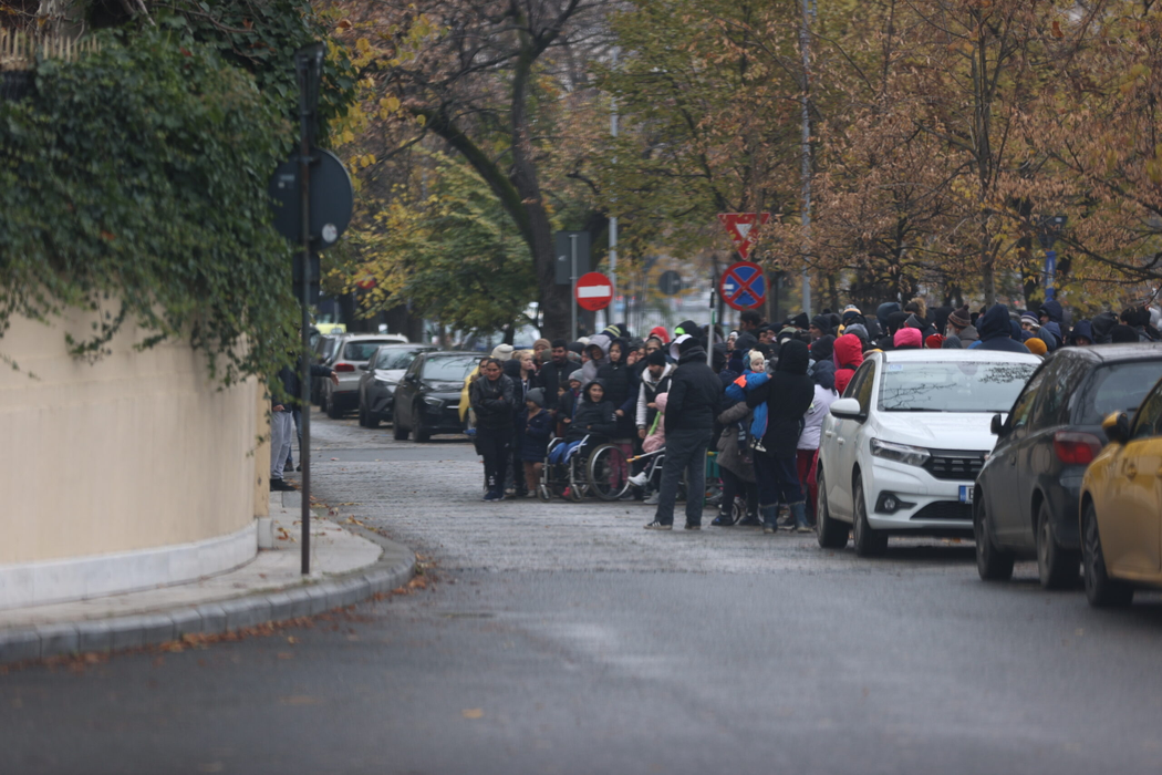 Cerșetorii îl așteaptă pe zeul lor (SURSA FOTO: CANCAN.RO)