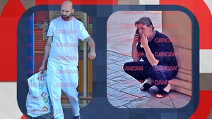 Imaginile suferinței! Mama Teodorei, prăbușită de durere la locul unde fiica și nepoțica ei s-au jucat înainte de crima care a îngrozit România