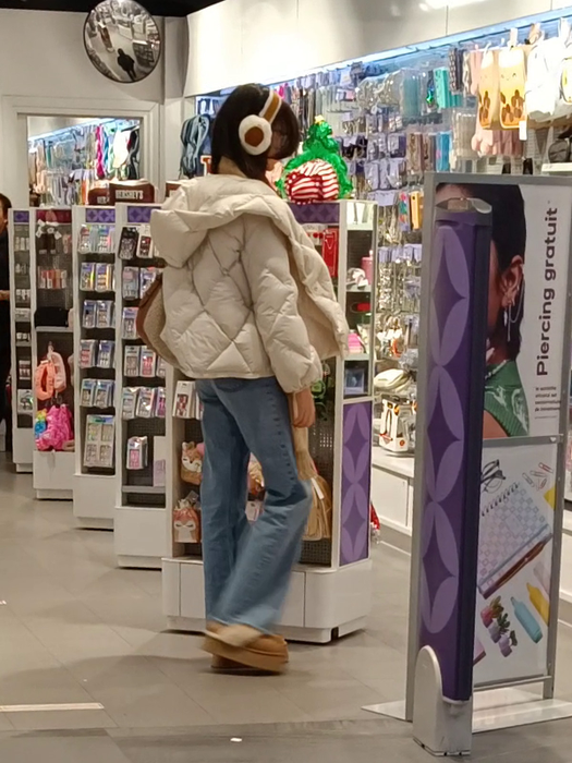 Cleopatra Stratan a "colindat" magazinele din mall