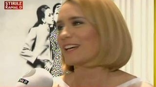 VIDEO Te-ai uitat azi la stiri, dar sigur ti-a scapat acest detaliu! Andreea Esca si-a facut doua desene pe interiorul mainilor! Vezi ce si-a "tatuat"