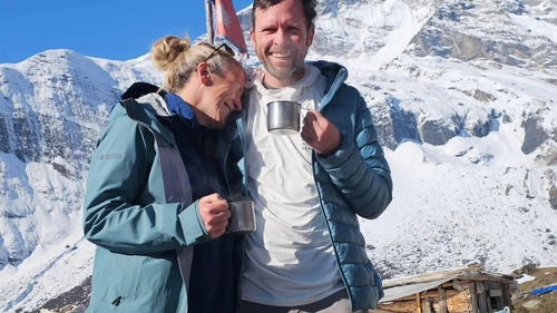 O cunoscută alpinistă a murit în avalanșa de pe muntele Makalu. Trei copii au răms acum orfani de mamă