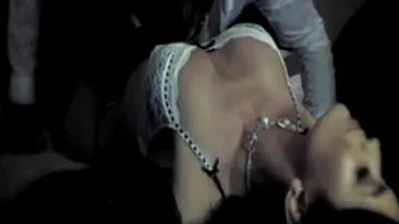 VIDEO O reclama de efect! Un vampir este respins de o tipa sexy pentru ca-i miroase gura!