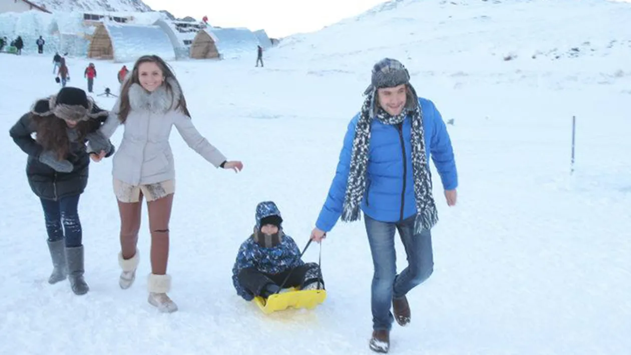 Madalin Ionescu si sotia sa s-au inhamat la sanie! Vezi cum trag de zor pe partie