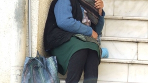 Povestea emotionanta din spatele fotografiei! Ce se intampla in fiecare zi cu aceasta batranica!