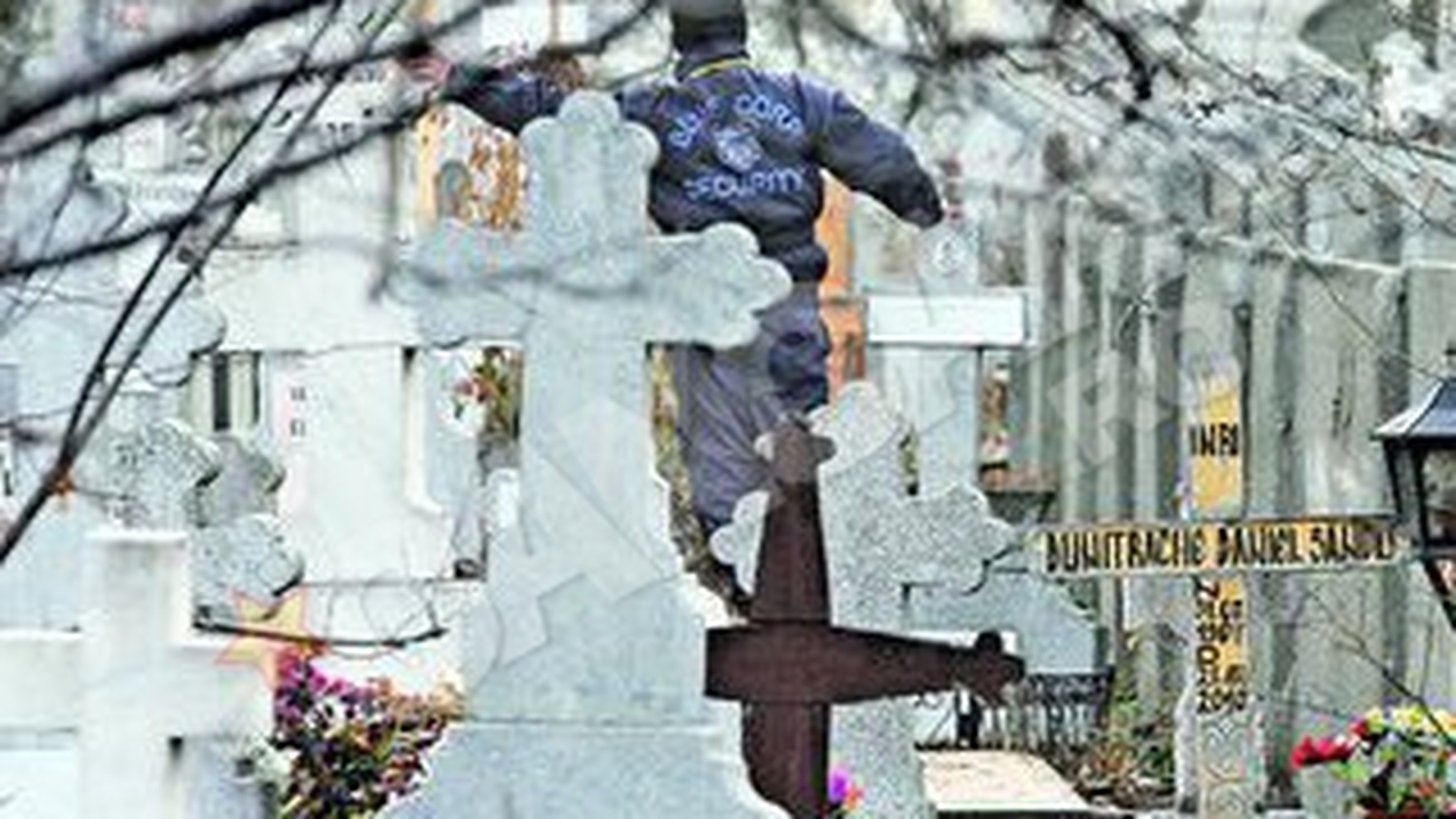 Fanii o pot vedea ultima oara pe artista doar in prezenta agentilor de paza! Locul de veci al Malinei, pazit de bodyguarzi