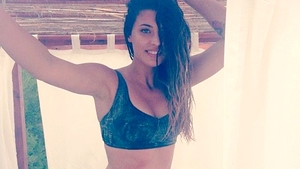 Antonia, mai sexy ca niciodata! S-a pozat intr-o pereche de BIKINI MINUSCULI pe o plaja pustie