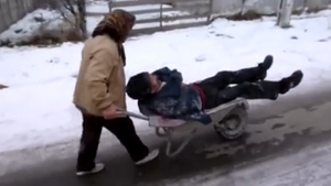 Video de la tara! Un barbat de la noi s-a imbatat, sotia l-a pus in roaba si…..