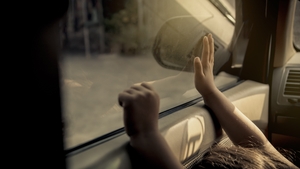 Caz cutremurător! Un copil de 2 ani a murit, uitat în mașină, pentru că tatăl era „ocupat” cu filme pentru adulți!