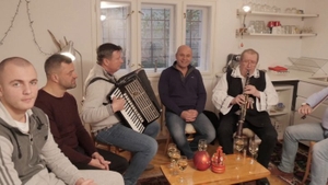 Ediţie specială la Realitatea TV, în Ajunul Crăciunului. Celebrul taragotist Dumitru Fărcaş va vorbi despre obiceiurile şi tradiţiile de Crăciun. Cozmin Guşă şi Aurel Tămaş, invitaţi surpriză