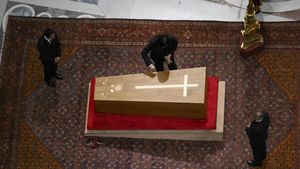 Cu ce încălțăminte a fost înmormântat Papa Francisc și de ce. Suveranul Pontif a renunțat la LUX pentru o pereche...