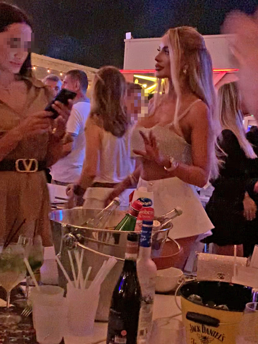 Masculul din vecinătate o soarbe din priviri pe Bianca, la LOFT Mamaia / (Sursa: CANCAN.RO)