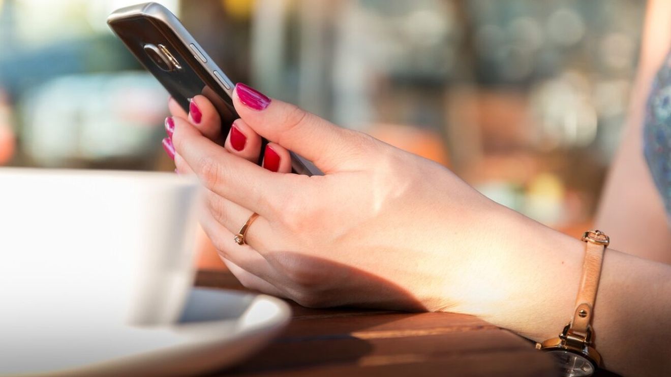 Ireal! O femeie din Alba a rămas fără 16.000 de lei după ce a primit un simplu mesaj pe telefon