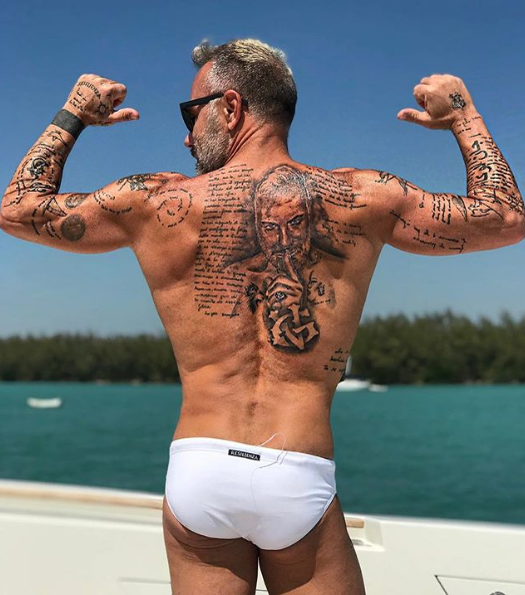 Gianluca Vacchi își etalează corpul pe plajă