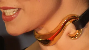 A fost la un pas sa se raneasca singura! Accesoriul care i s-a infipt adanc in gat Andreei Marin si era gata sa o sugrume!