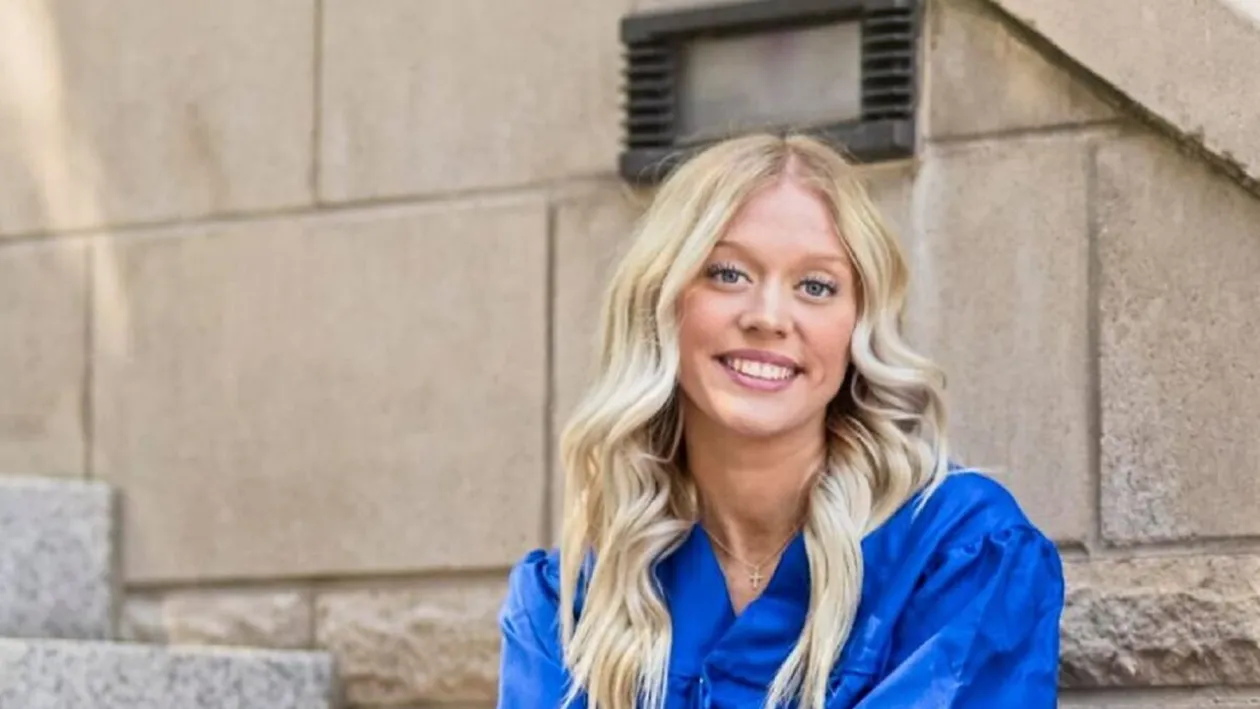 Tânăra din imagine a aflat că este însărcinată în momentul în care au început contracțiile: ”Purta costum de baie, nu a avut deloc burtă”