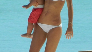 Miranda Kerr, cu baietelul ei in Bora Bora