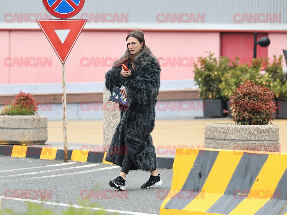 Adela Popescu, fără strop de makeup, cu o ținută interesantă