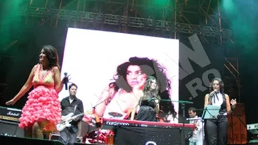 5.000 de romani i-au adus tribut cantaretei Amy Winehouse