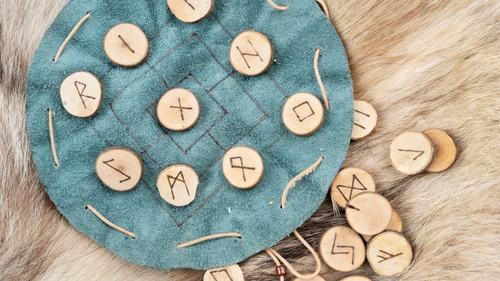 Horoscop rune azi, 5 mai 2026. Nativii care sunt vizați de Algiz Inversat: generozitatea lor este exact vulnerabilitatea pe care cineva o exploatează