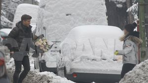 Moştenitoarea uneia dintre cele mai mari averi din România se va înfuria când va privi imaginile acestea! Iubiţelul ”prinţesei Dedeman” i-a dăruit un mega-buchet de flori… fiicei bossului lui