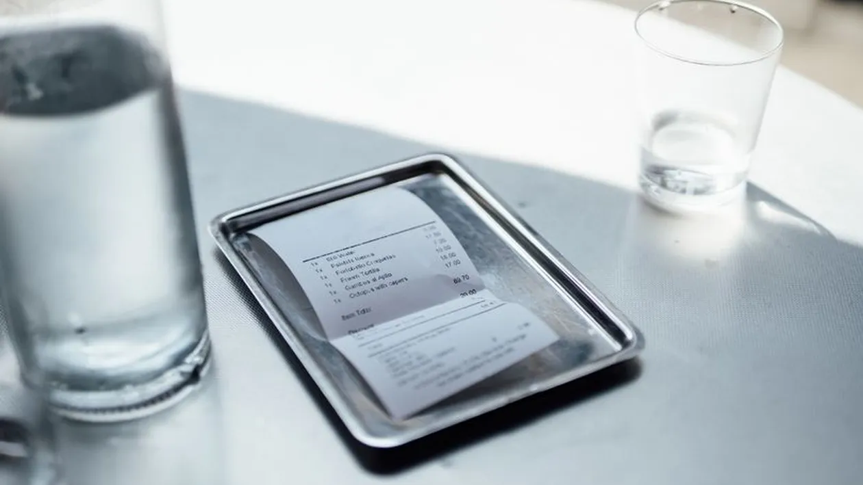 Un bacșiș de 16.000 de dolari lăsat unei chelnerițe, subiect de dispută pe internet