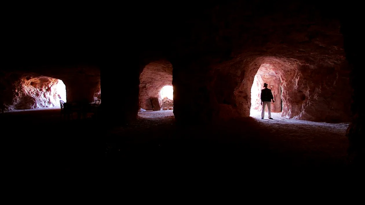 Țara în care oamenii își fac casele în pământ. Temperaturile ating 55 de grade Celsius și e mare zăpușeală!