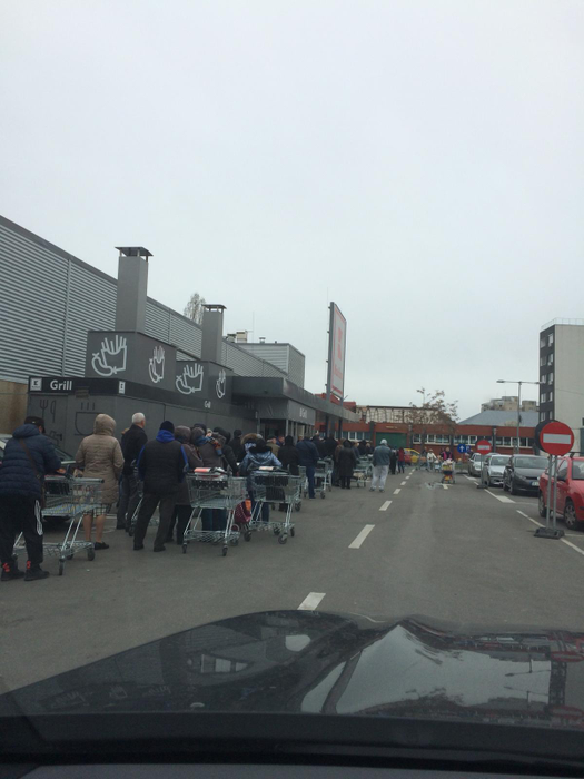 Românii au luat cu asalt supermarket-urile, în ciuda avertismentelor. Stau la cozi infernale așteptând să intre pentru a-și face provizii