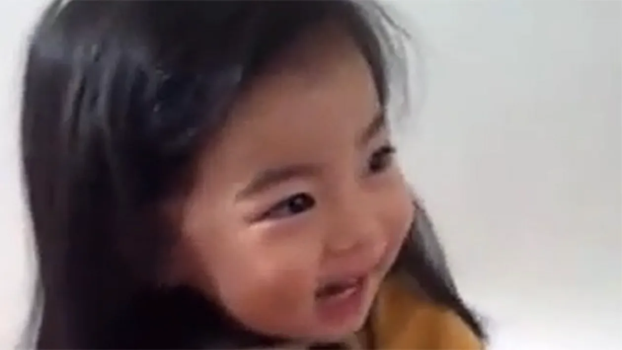 Adorabil! Cum reactioneaza aceasta fetita cand parintii o invata sa nu primeasca dulciuri de la straini! - VIDEO