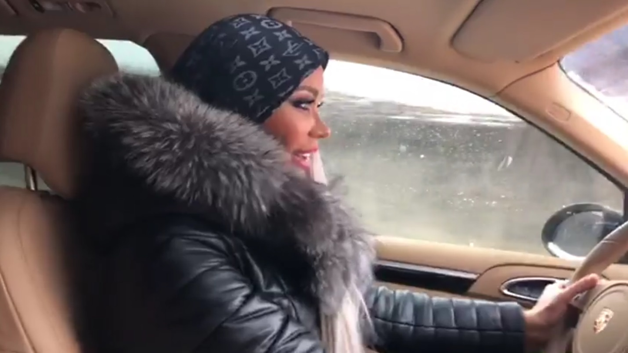 FOTO / Bianca Drăgușanu a oprit mașina și a început să țipe în plină stradă: „Taci, nu mai spune nimic, sper că Victor doarme”. Ce a pățit vedeta