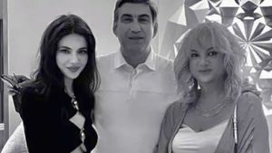 Imagine de colecție cu Victor Pițurcă și soția lui. Maria Pițurcă arată exemplar