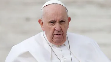 Papa Francisc e în stare critică! Nu mai poate respira singur, a fost conectat la aparate