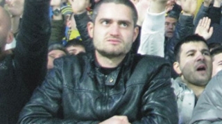 EXCLUSIV Detalii despre peluzarul huligan! "E dement si tare in pumn! Ceilalti doi aveau rol de diversiune sa-i prosteasca pe stewarzi". Afla cu ce se ocupa cand nu da cu pumnul!