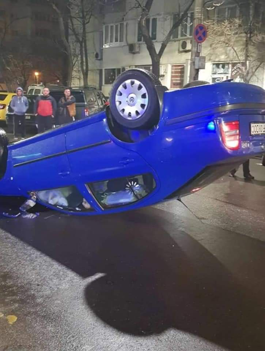 Rupt de beat, inspectorul ANAF a urcat la volan și a ajuns cu roțile în sus! Martorii s-au crucit când l-au scos din mașină