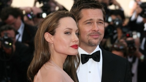 BRAD PITT a „spart“ 33 de milioane de dolari într-o singură oră, după ce a fost fotografiat când se săruta cu o altă femeie