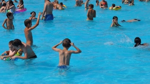 Au ramas masca atunci cand au vazut-o ASA! Citeste un acatist in sanii goi, la strand! S-a intamplat in Bucuresti