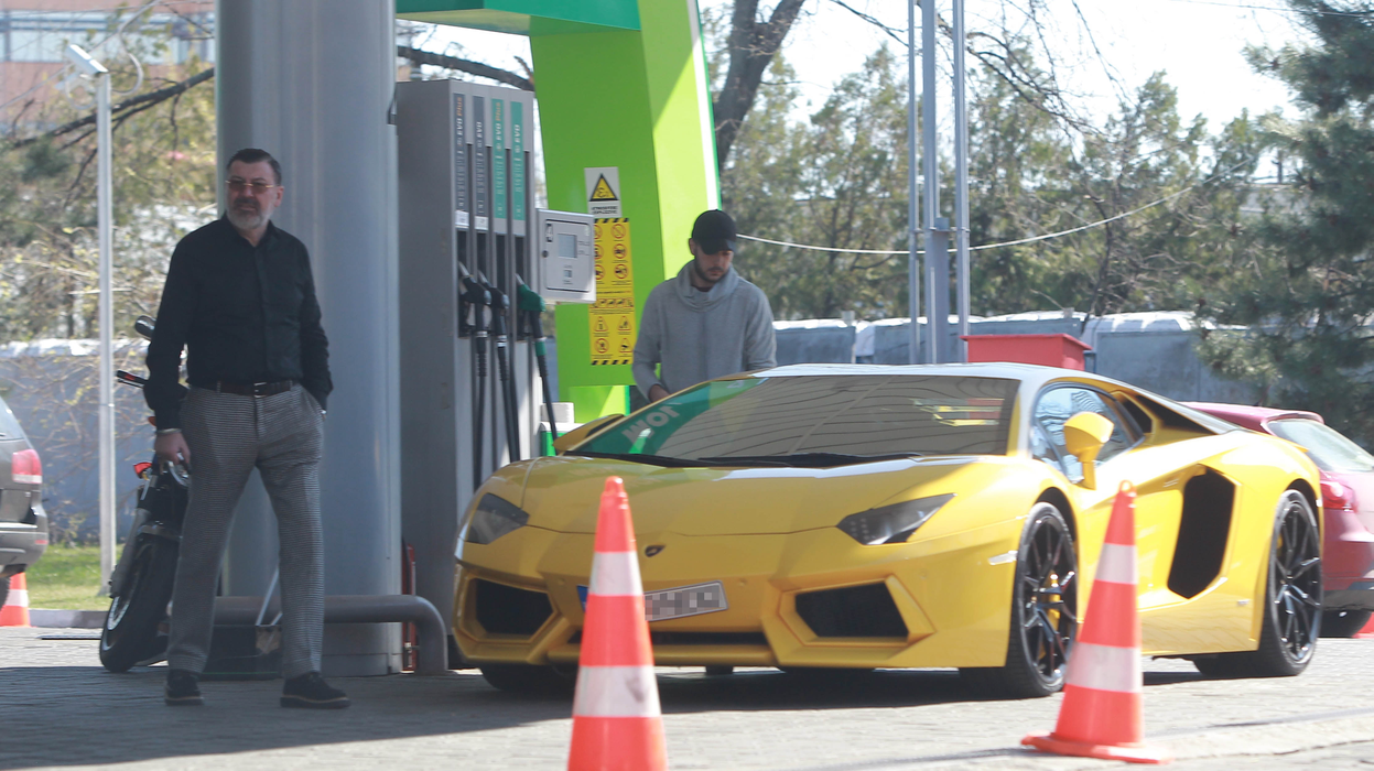 Dan Nicorescu, milionarul cu mașini de 2 mil. €, și-a tras Aventadorul la pompă