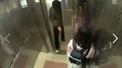 VIDEO Ce i-a facut o fetita de 10 ani unui copilas, in lift! Totul a fost filmat! Mama băietelului va rămâne marcata pe viata