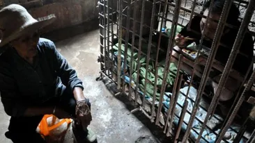 Caz ingrozitor in China! O mamă de 74 de ani şi-a tinut fiul intr-o cuscă timp de un deceniu: Mi-a frânt inima