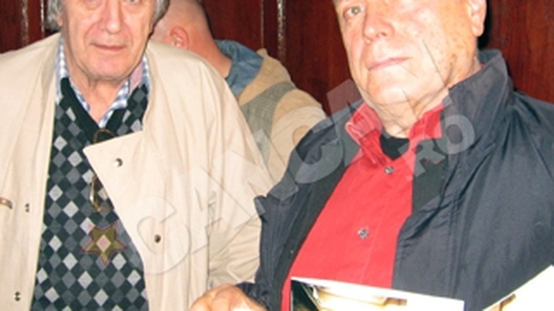 Cornel Constantiniu nu poate sta departe de lumea artistica! A venit in carje la o lansare de carte