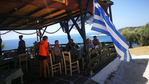 Un turist român a luat prânzul într-un restaurant din Grecia. Ce a primit "din partea casei", la final, și cum a reacționat