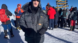 Primul alpinist nevăzător din România a cucerit vârful Kilimanjaro din Africa, de 5895 m