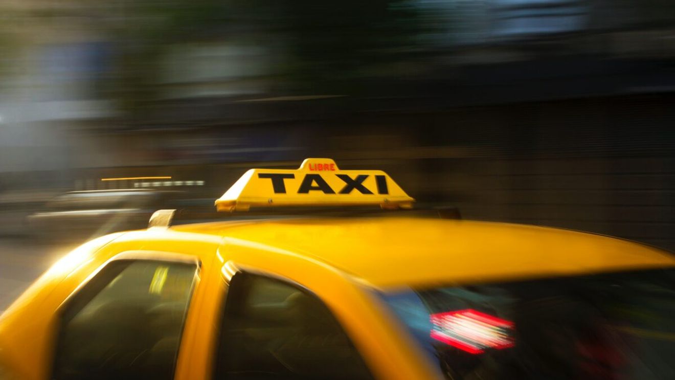 Probleme uriașe pentru un taximetrist din Brașov. S-a ales cu dosar penal, după ce s-a arătat nemulțumit de bacșișul primit