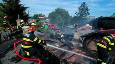 Incendiu puternic în Colentina. 5 case ard, 8 autospeciale se luptă chiar acum cu flăcările